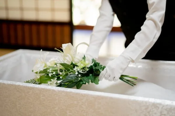 1級葬祭ディレクターが納棺のお花を整える様子