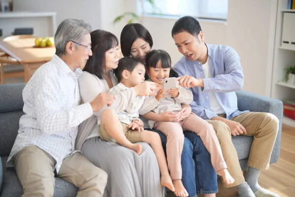 ご家族三世代が自宅でくつろぐ様子